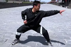 “五步拳入门！西安城墙脚下，全家一起练！” 📍西安城墙｜传武打卡   🔥 五步拳超简单教学，孩子也能轻松上手！   ✅ 马步稳如城墙，出拳快如闪电⚡   👨👩👧👦 周末带娃一起练，强身又防身！📌 收藏跟练，周末带娃打卡！   #武术教学 #西安必打卡 #西安城墙  #弘扬中华武术#五步拳@抖音短视频视频封面