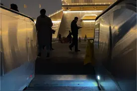 刚出西安站就被眼前这一幕惊呆啦，以为自己穿越了，一出站就有种来上朝的感觉哦#旅行推荐官 #西安旅游 #西安站视频封面