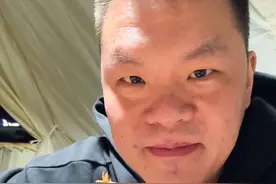 近期后台很多球迷朋友也在问我关于艾伦的眼伤问题，跟艾伦见了一面，这里给大家简单讲一下，首先大家不要过度的担心，也不要在互联网上去指责，艾伦首要任务就是积极配合医生的治疗方案，需要保持积极乐观的心态，好好养伤，还有很多比赛等着艾伦去打呢，还有就是艾伦之前的肌肉反复拉伤，也给他推荐了其他的一些治疗系统，希望能帮助他好好把这个老伤解决掉，以后能健康的打球，也能继续为球迷朋友们带来更多更好的表现、更精彩的比赛。等艾伦伤快点好起来，我再邀请你来尝尝东莞的烧烤，顺便参观宏远俱乐部#朱芳雨 #郭艾伦 #用篮球表达心情