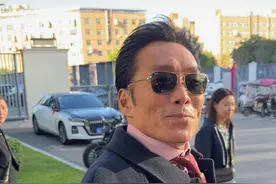 走进德赛，岁月为皮，匠心作线，纳专注与执着，踏出品质新章#德赛 #郑浩南 #加钱哥 #匠心制作 #德赛男鞋视频封面