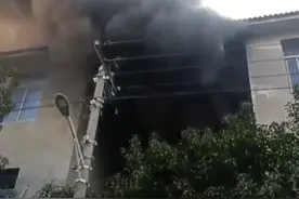 13具灭火器、消防水带，保安大叔上阵救火！#保安大叔成功扑灭电瓶车库火灾#保安大叔娴熟的灭火技能#浙里是浙江消防@中国消防视频封面