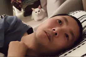 从植物人状态一点点恢复意识 很多人都会忽略植物人的感受。认为他们什么都不知道，什么感觉都没有。 从彭亚楼成为植物人开始，我从来不认为彭亚楼对外界一无所知，相反，我觉得我们这个世界对植物人的了解才是一无所知，或者说知道的都很片面。 从彭亚楼毫无反应开始，我抓住每一个在别人眼里不是反应的反应，继续刺激锻炼唤醒，慢慢的一点点开始好转了。很多人都觉得这种无意识的反应没意义，不值得大惊小怪。我是有不同观点的，首先，否定生命力，就是一种错误。另外，努力是一个过程，有内因也有外因，得相互作用。发现反应，抓住反应，激发连锁反应，才有可能慢慢恢复。本身的情况就很严重，身边人再不给力，当然是很难有更好的突破。所以，每一点进步都值得大大的表扬称赞，这既是给予病人充分的肯定和希望，也是对自己努力给予了必要的认可。 这个话题，延伸开就很复杂了，不说啦。 总之，希望类似经历的家庭，一定要抓住任何反应，多鼓励，多刺激，多锻炼，多认可，认可病人的好转，也要认可自己的努力。 我太了解照顾长期昏迷不醒植物人的绝望无助无力感了。希望他们好，又不忍心他们遭罪，希望自己活的轻松，又不忍心置之不理。心态，太重要了！  #彭亚楼煤气中毒康复日记 #每日小记