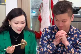 第一次与相亲对象见面，他居然给我夹了一个鱼尾巴，看他的表情，我瞬问懂了…你看懂了吗？#相亲#万万没想＃情感共鸣#美食#意想不到的结局视频封面