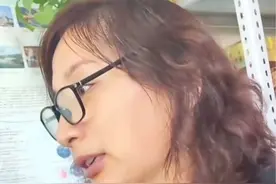 儿子当兵两年未回家。戴口罩假装顾客给妈妈惊喜，网友：隔着屏幕笑出了眼泪！Z#感动瞬间 #军人 #惊喜视频封面