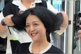 57岁国外粉丝秒变“苏菲玛索”！首次公开NO.1发型师手把手教学惊艳全场！从去除头发量感的秘诀，到层次剪裁的黄金法则，再到在家就能剪的胎毛修颜刘海技巧，全程干货大公开！跟着我的治愈系刀工，普通人也能轻松拿捏氛围感卷发，40-80岁的姐妹速来抄作业！如果喜欢这款发型，记得收藏分享给你的朋友一起看看#剪发#烫发#染发#剪发讲解#专业剪发教学