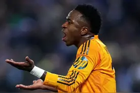 维尼修斯居然拒绝皇马续约报价，沙特报价十亿让他动心了？ #维尼修斯 #姆巴佩 #贝林厄姆 #皇马 #沙特联赛视频封面