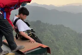 零零后小朋友第一次玩蹦极全程高能，看完你是否也有三百米跳崖的勇气呢？#蹦极 #玩的就是心跳 #这一跳需要多大的勇气 #勇敢的人先享受世界视频封面