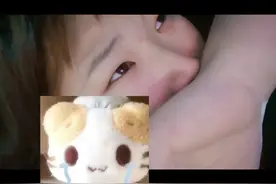 @晨子.: 我是一个极其自卑的人 我常常问自己为什么要吃那么多 为什么会那么胖 我有严重的身材焦虑 穿紧身衣服的时候 我就怕会有人说 她为什么那么胖 这些焦虑使 我很难受 我喜欢吃 但是每次吃完我都不开心 我都很愧疚 我不止一次问自己为什么要吃那么多 我也觉得自己不够漂亮 也许是胖的原因 我讨厌自己摘掉美瞳无神的眼睛 也讨厌自己没有棱角的脸 更讨厌自己 不完美的身材 其实我好多次都问自己 多漂亮才算漂亮 多瘦才算瘦 这些都是没有答案的 但是在我心里 冥冥之间 自己给自己设立了让自己焦虑的答案