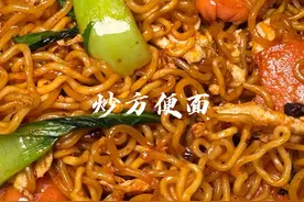 方便面上过蒸一下 面条劲道好吃口感好 炒方便面#美食 #热门