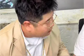 健哥 颓废了 #三角地皮鞋健 #兄弟情 #游戏厅的快乐 #一人分饰多角 #抖音小助手dou上热门