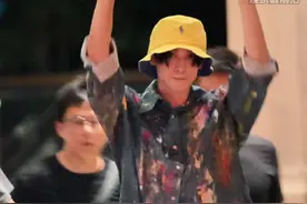 田栩宁特意和凌晨等待的粉丝鞠躬告别#田栩宁