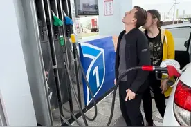 油比水便宜的俄罗斯，为啥大舅哥提了新车却愁了？关税突增！ 油比水便宜的俄罗斯，为啥大舅哥提了新车却愁了？关税突增！他赌中国电车能扛住西伯利亚的冬天，你信吗？@小棉袄奶奶 #在拍一种很新的vlog #俄罗斯汽油比水还便宜 #vlog十亿流量扶持计划 #海外生活