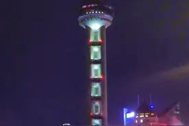 上海东方明珠亮灯一刻的仪式感，你知道东方明珠亮灯和熄灯时间吗？#上海 #东方明珠