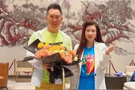 #如今的你在哪里 欢迎著名歌唱家金波大哥来荆州监利之行感受监利的地方文化，助力监利主播直播间倾情献唱爱家乡。监利人民太热情啦！感恩感谢#明星金波助力家乡 #大妹子原唱金波 @金波歌唱演员 #吴蓉导演 #与金波同行湖北行