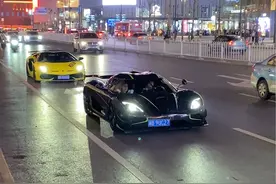 长沙国金中心偶遇顶级富二代开着一台价值5000万的全碳科尼塞格跑车带着漂亮美女来长沙解放西酒吧蹦迪、后边还有保镖开着兰博基尼大牛来保驾护航、实在是太豪横了吧，跑车副驾驶漂亮美女真是年轻貌美、美丽动人，也从未让大家失望过，太让人羡慕了吧！#科尼塞克  #兰博基尼 #长沙 #街拍 #抖音汽车视频封面