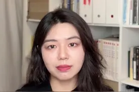 博闻丨#四川19岁男子看守所内死亡，家属申请国赔已达成和解或不再追责 19岁的小忛在成都看守所死亡，家属申请500多万国家赔偿。4月9日双方在四川省高院进行调解，目前双方已达成和解，律师称大概率不会再启动其他无法律依据的追责。