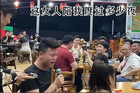 这个大哥太厉害了吧？？把全场客人都唱激动了？？？只有旁边的美女无动于衷？？#菜公子 #菜公子 #大排档歌手 #街头歌手视频封面