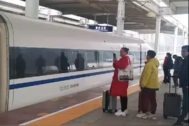 铁道线上的中国，和谐号进站。G3475次高铁列车从 郑州东站 到南宁东站。 途经站点有 郑州东站、郑州航空港站、长葛北站、平顶山西站、南阳东站、邓州东站、襄阳东站、南漳站、巴东站、云阳站、万州北站、重庆北站、重庆西站、贵阳北站、贵阳站、都匀东站、河池西站、南宁东站。#铁道线上的中国 #火车站 #高铁 #和谐号 #铁路摄影视频封面