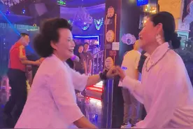 嗨！黄姐王敏激情演绎吉特巴精彩瞬间#随性舞蹈 #吉特巴#天津舞厅老派舞#嗨翻全场 #网红黄姐