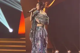 #张靓颖北影节再唱画心 #张靓颖 献唱《画心》，声音穿透力好绝，太经典的歌曲了～#北京国际电影节闭幕