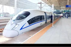 全程10小时！首个跨省环线高铁来啦！        2097、G2098/9次跨省环线列车从青岛出发，依次经过“日照、临沂、济宁、菏泽、开封（兰考）、郑州、新乡、濮阳、聊城、济南、淄博、潍坊”等鲁豫两省13个地级市，覆盖人口达9800万人，辐射A级以上景区870个。        本次开行的环线高铁列车依托日兰高铁、济郑高铁与山东省内高铁网络构成“高铁大环线”，不仅“环”出一条“黄金旅游线”，更“环”出了一条“经济发展线”，旅客朋友们可以近距离感受鲁豫两省丰富的自然风光和浓厚的人文风情。 #中国铁路 #中国高铁 #火车 #全国铁路调图 #铁路网事