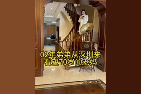 02年比我小16岁的弟弟又来找我了，他知道我70岁老妈住院了怕我伤心所以特意过来看我，还特意买了鲜花和礼物看老妈，我本来不想让他见老妈的，但看他跑这么远来了我就没好意思说… 弟弟走后老妈问我这个弟弟是谁？我说闺蜜的弟弟，老妈拉住我问这个小孩怎么这么客气还给红包，我说他想讨好你，老妈说是不是这个男生在追求我，我说算是吧… 老妈说别的男人靠近我都不是真心的，没有人会真心对蜜宝，就算刚开始过得好，二婚几年后矛盾也会更大，说我是当局者迷，她旁观者清… 老妈求着我让我和前夫复婚，她说为什么放着好好的日子不过，非要离婚，她说前夫请了3个保姆伺候着我，让唯一的女儿跟我姓，10年来没有让我烧过一顿饭，洗过一次碗，说我怎么还不知足…老妈求着我和前夫复婚… 其实老妈不懂我，和前夫在一起的这10年，外人看着可能是幸福的，他对家庭负责，疼老婆爱孩子，但是我真的谈不上快乐，他很强势，不让出门不让社交、我在家很孤单很无聊所以做自媒体，由于他不肯出镜很多人都误以为我是他外面的人，有时候我就会让他配合我出镜一下，他不肯配合，我求着他让他配合我一下，他说让我不要自证，不要让自己陷入自证的陷阱，无论我怎么说他都有各种冠冕堂皇的理由来搪塞我… 我感觉他不是真心的爱我，只是霸道而已，我认为爱是付出和成就，而他总想用各种办法打击我，我今年40岁了，到了我这个年纪，我只想为自己而活，你们说我这样错了吗？#记录真实生活 #日常vlog #情感 #日常分享 @蜜宝妈妈的日常视频封面