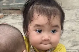 一岁多的姐姐看到六个多月的弟弟就开始发肉紧～#人类幼崽迷惑行为大赏 #宝宝发肉紧 #南宁一姐