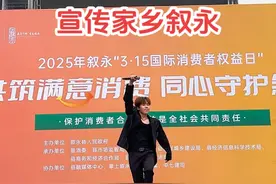 宣传家乡叙永，是我这个农村小伙的初心也是我们叙永人民的责任，平时我压力虽大，家乡需要我，有时间，我都会全力支持宣传家乡叙永，我不求任何回报，也从来没想过，只希望家乡越来越好。今天下着大雨大家都围在前面给我鼓掌，我非常感动，这是我最开心的一场表演，今天大家的掌声非常热烈，我爱你们😭，表演了2个节目，一首歌先苦后甜，一个舞蹈小虎队《爱》，虽然大家都很难，但我们不忘初心，要用爱守护家乡叙永视频封面