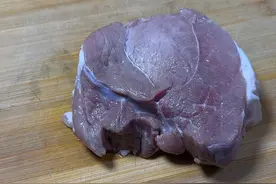 炒猪肉时，瘦肉发柴咬不动，教你一招，就像豆腐滑嫩，太香了