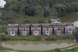 民国中期广东开平七兄弟，远赴加拿大“捞金”再也没有回来，多年以后后人回来认亲，看到老宅后纷纷抱头痛哭。#开平侨乡