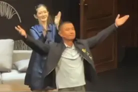 出演话剧，谢幕时文章满含泪水弯腰驼背致谢观众，他感谢观众们还能来给他捧场，如今虽无戏可拍，却沉下心来用心的出演话剧，出演的雪豹也成为了经典，复出拍戏你还会支持他吗#文章 #谢幕 #话剧 #演出现场视频封面