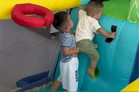 天天要出去玩充气城堡，外面的孩子太多了，不安全，用担心孩子被大孩子踩到，而且太脏了，老公在家给孩子安排上了，这回玩嗨了！想怎么玩就怎么玩！#充气城堡 #带娃好物 #哄娃神器 #人类幼崽视频封面