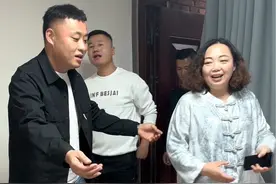 我以为我今天又没有视频更了那，谁知道半路上碰见杨奶奶了，杨奶奶真是我的大救星啊。