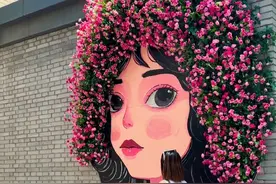 西安又添一处簪花少女彩绘墙，就在纺织城苏街！ 最近突然出来好几个簪花少女彩绘墙，根本拍不过来了。藏在市井里的少女彩绘墙，遇到好看的花，一定要分享给最好看的你们呀！#在花影里揭开了夏日的序章  #机位天才已就位  #西安 #墙绘 #好看的花一定要分享给你视频封面