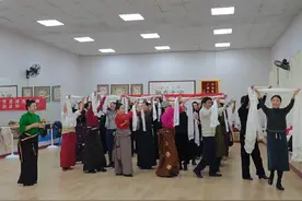 学习藏族礼仪：敬献哈达