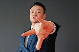 国足VS沙特 世预赛18强赛，国足客场对阵沙特队。为国足加油助，威吟诗一首《勇征沙特·国足砺剑》利刃出鞘夜擎天，国足西征志愈坚。铁血新阵破长夜，剑指沙特效龙渊。骑兵斋月阵脚乱，壮士挥戈勇向前。且看金龙腾沙海，一球定鼎震苍穹。#国足vs沙特倒计时 #在抖音看国足冲击世界杯 #国足战沙特冲击前四 #国足vs沙特 #东方红🔥视频封面