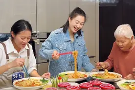 00后 女保姆 自制 牛肉辣椒酱 小红今天做的牛肉辣椒酱，拌面太好吃了，大家有时间可以在家做一下试试。#记录真实生活 #vlog日常 #美食