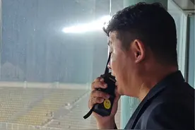 弟子孙唯嘉奉献“世界波”，青岛红狮主帅孙新波居然不为所动！运筹帷幄的他在深思熟虑后，通过报话机向助手提出最新要求。#青岛足球 #青岛红狮 #中甲 #苏州东吴视频封面