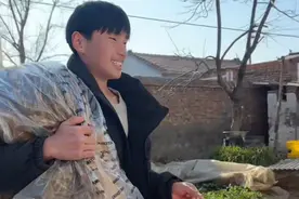 近日，“在家剥罗森呢大娘”火爆网络，河南话版“剥花生”引发网友纷纷模仿。当事博主：起初只是记录回村相亲日常。#百姓关注 #河南dou知道 #诚信河南公益宣传