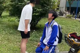 广州一高校内，穿校服男生跪地被女生狂扇耳光，学校回应:正跟进处理视频封面