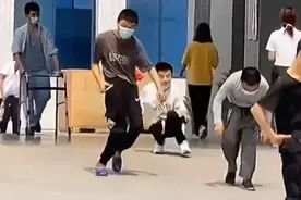 白象方便面工厂员工上下班的一幕让人泪目，1/3的员工是残疾人，老板：宁愿饿死，也不接受日资收购，网友：民族品牌，良心企业，我会一直支持你的#黑大婶版苹果香视频封面