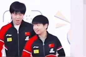 国乒集体参加活动了，终于又看到两小只同框了，看来王大头心情很不错，又是暗爽的一天，太可爱了。莎莎笑的也很开心，这笑容真的好治愈。看到他们笑，我也跟着哈哈笑了起来。#王楚钦#孙颖莎