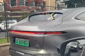 车屁股贴根香蕉到底是啥意思？视频封面