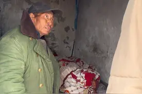 今天带着四河大爷去买个床，非要等到媳妇来了再睡，整的给要结婚的了，可气的是床垫子他给卖掉了，#农村生活 #社会百态 #正能量 #四河大爷视频封面