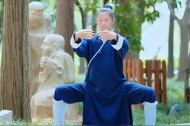 总有人问我头发怎么办   那我问大家知道马步低桩有什么用吗 回复 @油门当刹车的评论 #道系青年 #武当山 #不惧时光优雅到老 #马步