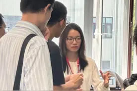 王虹教授回北大开数学讲座，韦东奕坐第一排认真听课，两人均为1991年出生，王虹16岁考入北大，极可能成首位获“数学界诺贝尔奖”的中国籍数学家视频封面