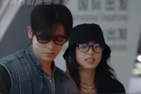 周雨彤真的好懂侯明昊啊！俩人一路热聊不断！周姐还故意逗小侯，真的满满家属感啊！ #侯明昊 #周雨彤视频封面