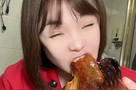 《直接上嘴啃鸭屁股》 嘿嘿 直接整只啃吧#爱生活爱分享爱美食 #鸭屁股 #闫大野 #爱生活爱分享爱美食视频封面