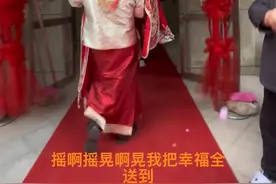 结婚那天当新郎从车上一直抱到28楼👍很多新人只是为了走个过场 抱到电梯就可以了，但是新郎要给新娘最好的，一路平稳的抱上婚房，给足新娘安全感，真正爱情永远不会输给距离❤️🌹 当抱起新娘的那一刻，一个男人的一生就赢了一半了，真的好幸福，#原创视频 #娶媳妇 #沾沾喜气的一天 #最难忘的瞬间 #新娘子出嫁啦视频封面