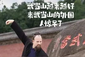 外国人第一次见无人机烟花秀惊呆了，居然可以这样玩 意大利面第一天送来，第二天中午已经安排上了，晚上就带他到武当一梦看独属于武当的不一样的烟花！#百young非遗计划 #外国人在中国 #武当山 #武当杰克 #给你看美出天际的烟花视频封面